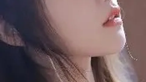 影帝刘德华怀抱遗像送别亡父，容祖儿谢霆锋献花牌致哀